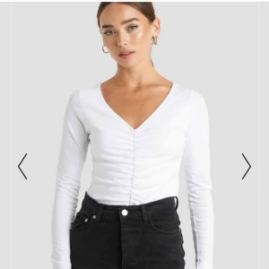  - Jättefin tröja som framhäver bysten fint från nakd. Använd 2 ggr. Den är som ny. Om ni har frågor så skriv! Frakt tillkommer också. 