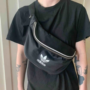  - Fannypack från adidas! Köpt för ca 2 år sen men är som ny!   Möts i sthlm annars står köparen för frakt. 