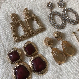  - Örhängen 20kr/st eller alla för 100kr.  Hämtas upp i Stockholm eller köpare står för frakt. 