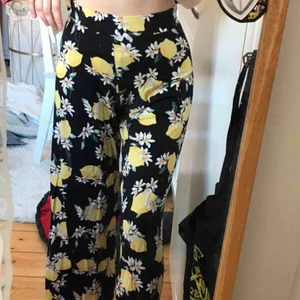  - Sommrigt citron byxor, tunna och super sköna🥰 Frakt tillkommer, betalning sker via swish💕 bara att skicka ett meddelande vid frågor/om du vill ha fler bilder mm🥳 går alltid att pruta 