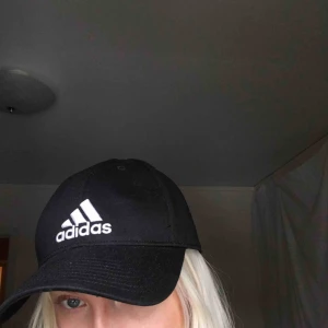  - Keps från adidas! Aldrig använd ❣️(går att göra större eller mindre) Frakt på 25kr tillkommer