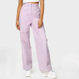  - Rosa/lila utsvängda byxor från Junkyard! Har använts ca 3 gånger, men har några få gräsfläckar längst ner (syns knappt, men kontakta för fler bilder). Sitter grymt bra, men är lite för långa för mig. Ordinarie pris: 499:-  Kunden står för frakt   