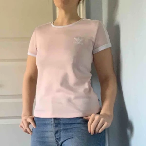  - Denna snygga tisha är i väldigt fint skick och endast använd ett fåtal gånger. Den har några små missfärgningar (se sista bilden) därav säljer jag denna billigt! Nypris 599kr. Frakt tillkommer, kan mötas i Göteborg 