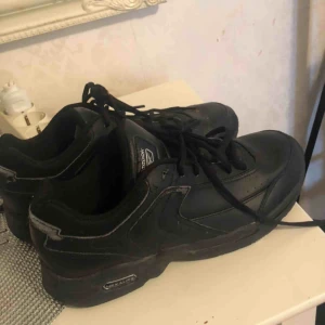  - Säljer dessa skor från reebok, rätt så slitna därav priset 💕💕