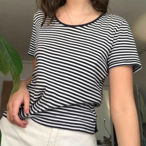  - Jättefin randig tshirt! Skön till vår och sommar! 🤍🖤