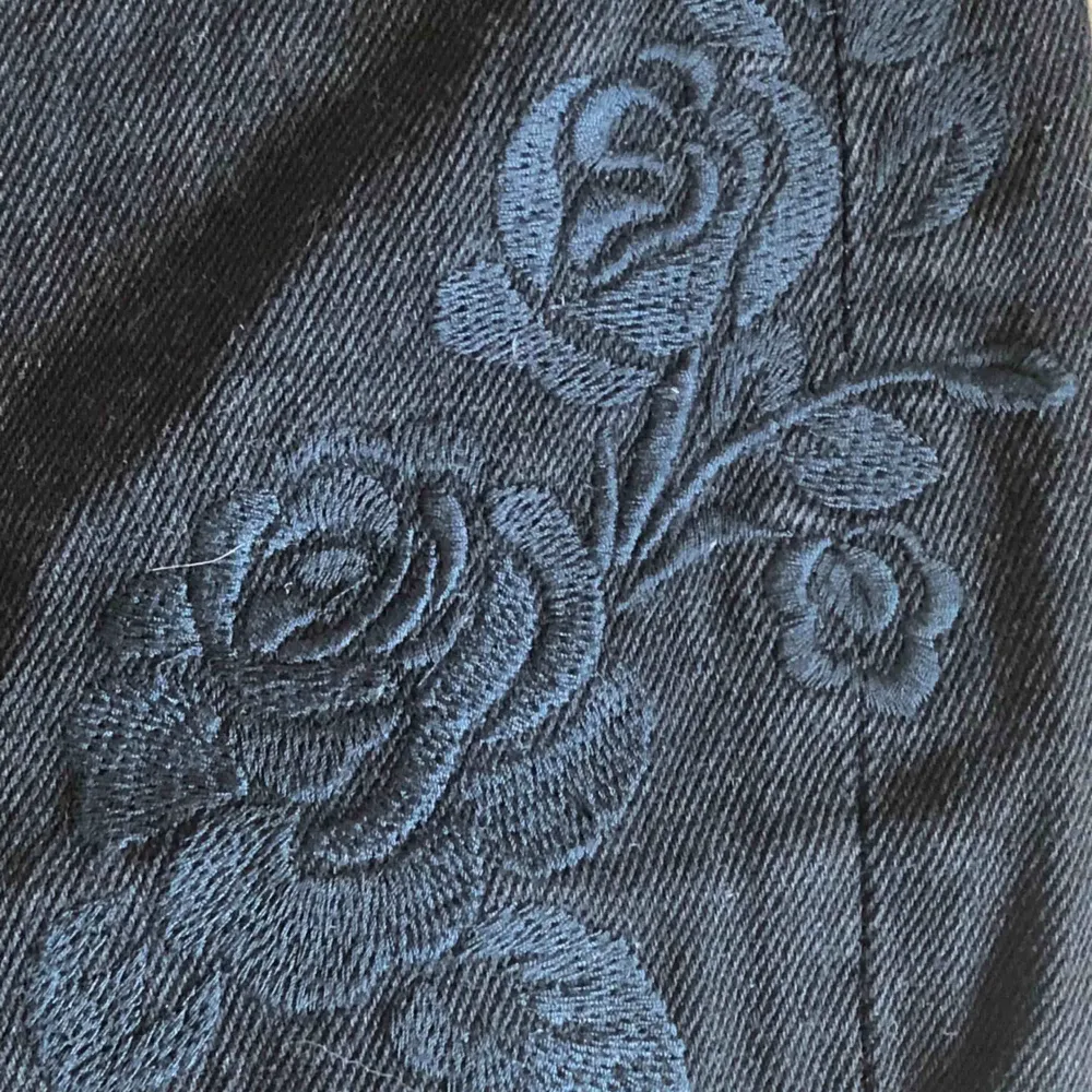 En snygg jeanskjol från Monki! Längre baktill och har en snygg detalj med blommor! Storlek 36! . Kjolar.