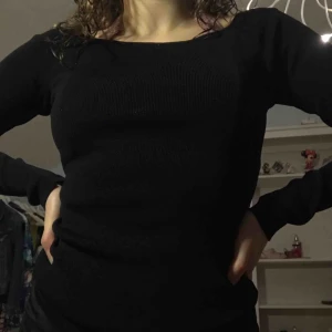  - Helsvart tröja från papillonne i refflat material! Passar XS - S