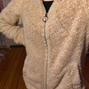  - Fluffig kofta från H&M. Väldigt väl använd & därav priset. Koftan har dock inga fel på sig 🥰