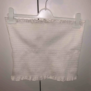  - Fin vit crop top från H&M i storlek M. Har endast testad plagget hemma, alltså inte använd, dock är prislappen borta! Den är i otroligt bra skick och jättefin nu inför sommaren! 😍🙌🏼 (kund står för frakt och pris kan diskuteras!!)
