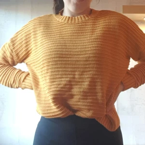 Stickad tröja - Supermysigt stickad tröja som jag köpte i för stor storlek! Använd en gång. Köparen står för frakt🥰