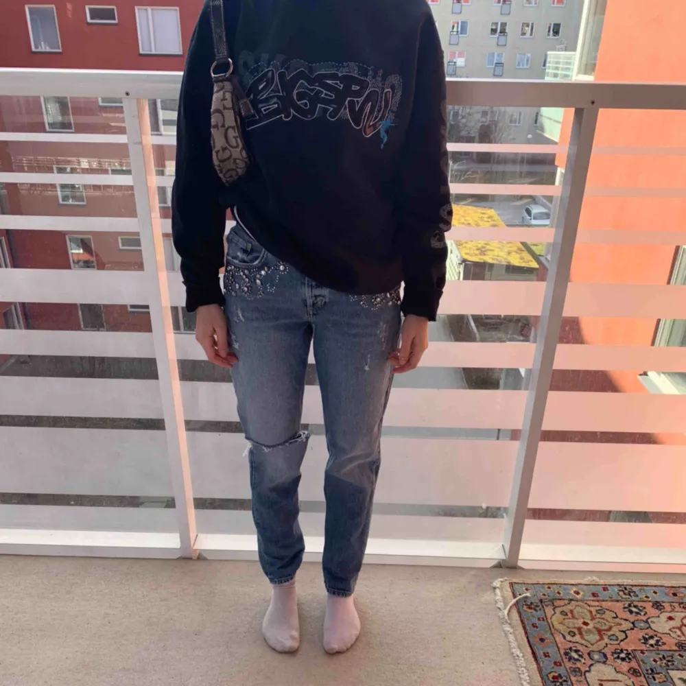 Ett par jättefina jeans i boyfriend/momjeans modellen, de har även kristaller vid fickorna. Jag har sytt in dem lite i midjan, kan skicka bild vid intresse! . Jeans & Byxor.