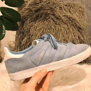  - Ett par väldigt fina baby blue Adidas skor🌊🥏💧💨🐳🐬🦋🐟💍🧢 skickar fler bilder vid intresse👕🧵🦋🦕🐳🐬