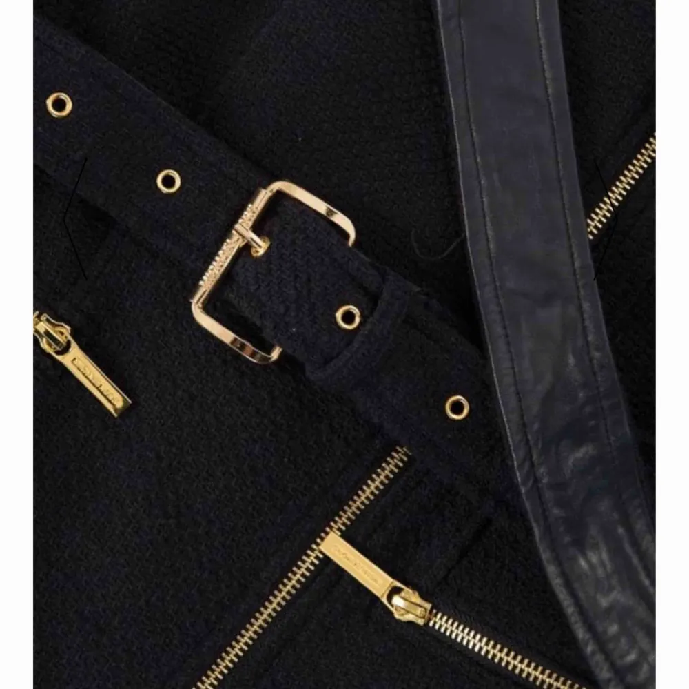 Michael Kors Jacket Navy is a contemporary style to suit a evening and trendy look. With branded buttons and zippers. Colour: Navy Fabric: 100% Cotton, Trim Fabric-100% Real Sheep Leather Np; £285.00. Jackor.