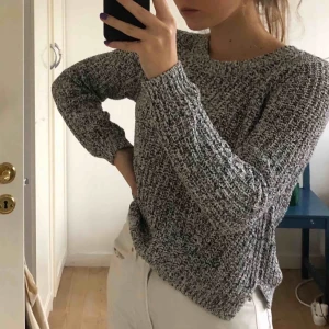  - Fin svart/vit stickad tröja från H&M, ej använd men väldigt skön :):)