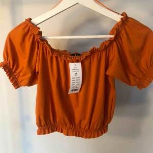  - Oanvänd offshoulder top med prislappen kvar!