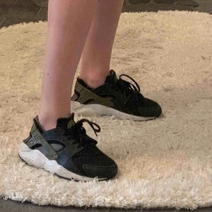 nike huarache - Ett par superfina Nike Huarache skor i färgen black/palm green white. Dessa var köpta på affären Snipes i Tyskland för 1000kr. Använda ungefär 5-6 gånger så de är i perfekt skick! kan fraktas + 59kr🥰