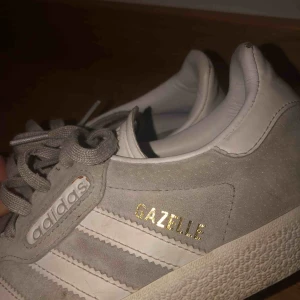  - Adidas Gazelle sneakers! Gråa mockaliknande jättefina sneakers, säljer pga försmå, storlek 38 2/3 - pris kan diskuteras 💕