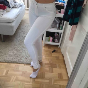  - Vita jeans i stretch från Dr Denim. Storlek S