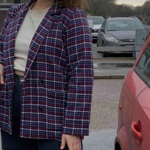  - En kappa ifrån monki köpte den i vintras och har används cirka 3ggr frakt ingår ej!!