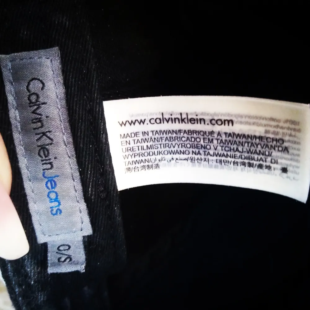 En äkta svart keps från Calvin Klein, man kan ändra storlek där bak.. . Accessoarer.