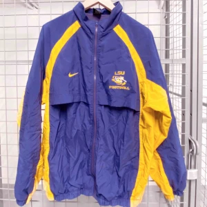  - 90-talsjacka från Nike som i stort sätt bara legat i garderoben sen den köptes, så den förtjänar ett nytt hem.🥰 250kr inklusive frakt 🎉  Mått:  Längd ca 73-74 cm Byst/bredd (hela vägen runt) ca 128-129  #BeyondRetro 