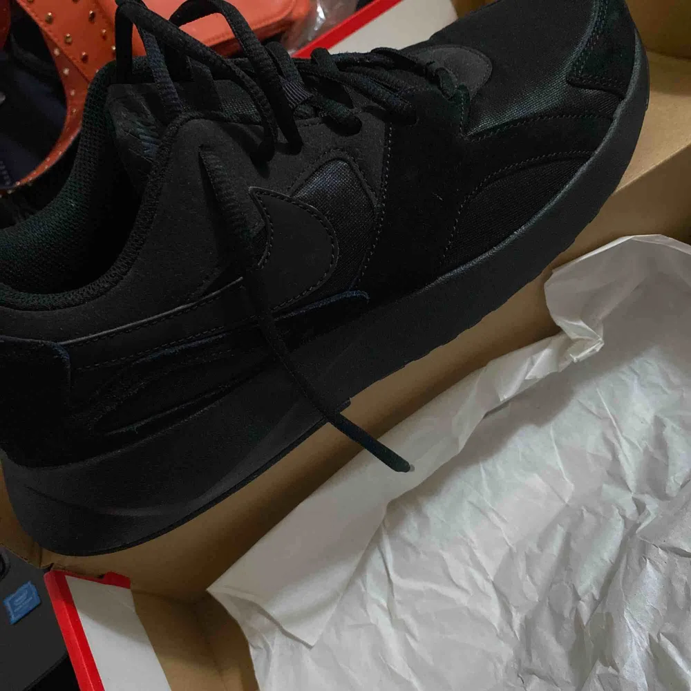 En ny svarta par Nike skor.  Säljs pga fel storlek. . Skor.
