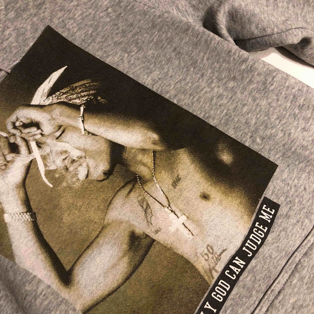 Tupac hoodie i storlek S unisex, väldigt bra skick därav pris!. Huvtröjor & Träningströjor.