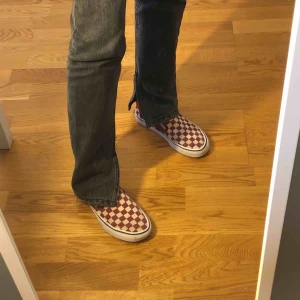  - Säljer dessa rutiga slip-on vans skor! Skorna är i bra skick💕 Frakt ingår i priset