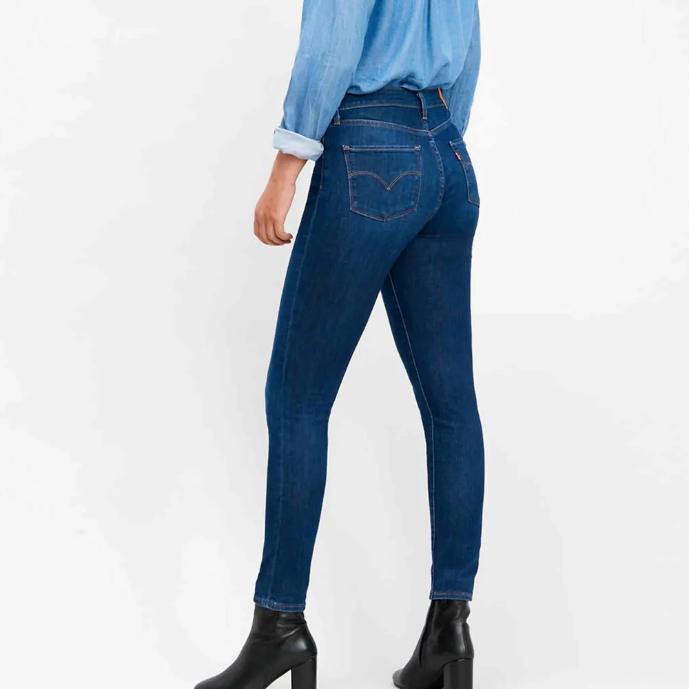 Ett par levi’s i modellen 721 high rise skinny jeans i storlek W23L32, den är en aning kortare (ca. 5cm) då jag klippte upp byxorna i butik när jag köpte de. Annars är jeansen i utmärkt skick! Priset kan omdiskuteras ✨  . Jeans & Byxor.