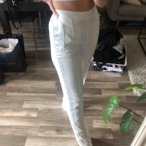  - Kostymbyxor i perfekt skick, tyvärr för stora för mig (det står S på lappen men de är som M) 🌹 50 kr frakt