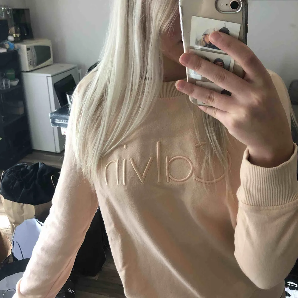 Calvin Klein tröja i perfekt skick! Kommer tyvärr inte till användning🌹50 kr frakt. Hoodies.