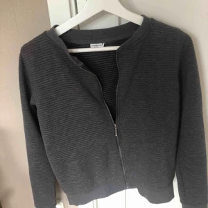  - En grå kofta i mjukt material. I fint skick. Kan mötas upp i Uppsala eller att koftan fraktas. 
