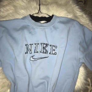  - Min absoluta FaVoRiT Nike vintage, old fasion eller vad nu man kallar det för✨🔥💥så mysig och färgen är himmelsblå 💧❄️🌊🐳🐬🦕🦋🗺🥣 bud gäller 💧❄️💦🐳🌊👥 kan skicka fler bilder på ;) ENDAST SERIÖSA KÖPARE ❗️❗️❗️