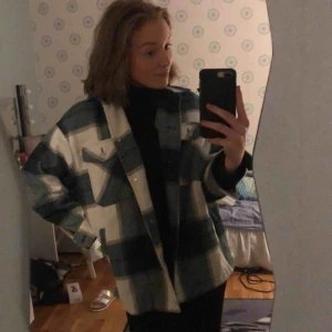  - Den trendiga skjort-jackan från Zara. Kan mötas upp i Uppsala. Kan även fraktas, köparen står för frakten.