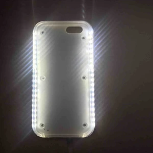  - Detta skalet är till iPhone 6/6s man kan ha den i iPhone 7 men de kommer täcka bak kameran, köpte den från Dubai, den funkar helt perfekt den har jätte fin ljus och det är till o me en powerbank man behöver bara ladda den men en samsung laddare☺️