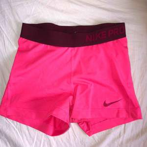 Super snygga Nike PRO shorts i storlek S. 150kr med frakt. Aldrig använda! 