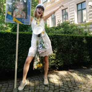  - Studentklänning från Dry Lake i storlek XS. Korsad i ryggen med justerbara band. Endast använd två gånger. Nypris ca 800 kr. Priset kan diskuteras :) Kan hämtas i Linköping eller skickas med Postnords blå kuvert (köparen står för fraktkostnaden)