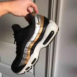 knappt använda Nike air Max 95 säljes!!! Köpta för 1800kr på Zalando. Kom med bud vid intresse😚