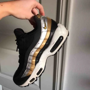  - knappt använda Nike air Max 95 säljes!!! Köpta för 1800kr på Zalando. Kom med bud vid intresse😚