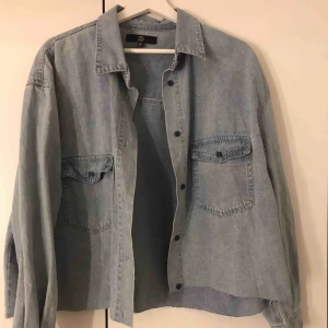  - Croppad skjorta från missguided, oanvänd 