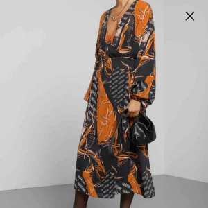  - klänning weekday xs använd 2 ggr så as good as new! :)  köparen betalar frakt