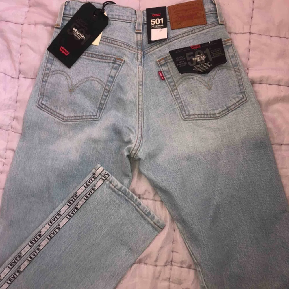 Helt oanvända Levis jeans med värde 1149kr. Felfria och fräscha i storlek 24 x 26. Pris kan diskuteras. Jeans & Byxor.