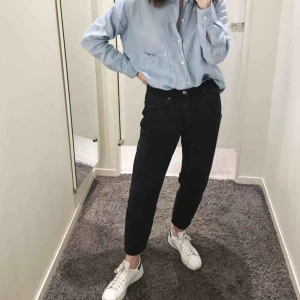 Jeans strl 36 - Favoritjeans som känns liite för korta för mig numera, säljer därför vidare! Använda men mycket kvar att ge! Inget att anmärka på. Jag på bilden är 170cm😊 