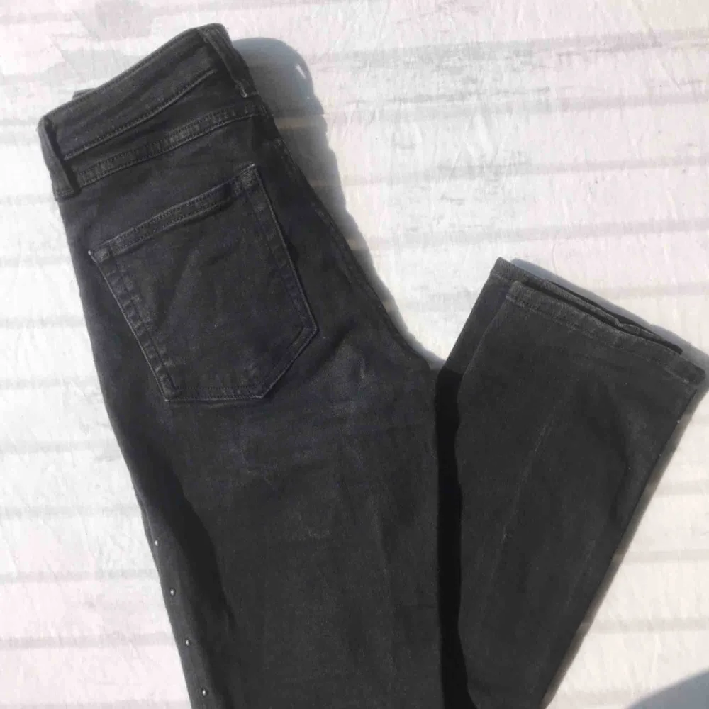 Snygga jeans från H&M också i lite mom-Jeans stil! Modellen: ”slim ankle high waist”. Sitter jättesnyggt på och passar både waist 25-26!🤙🏼😝. Jeans & Byxor.