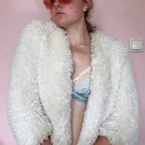  - Superskön vit fluffig jacka🐑🐑 Jättebra skick. Ser kanske lite liten ut på mig eftersom jag mer är en S/M. Kan frakta för 60kr eller mötas upp i Stockholm :)