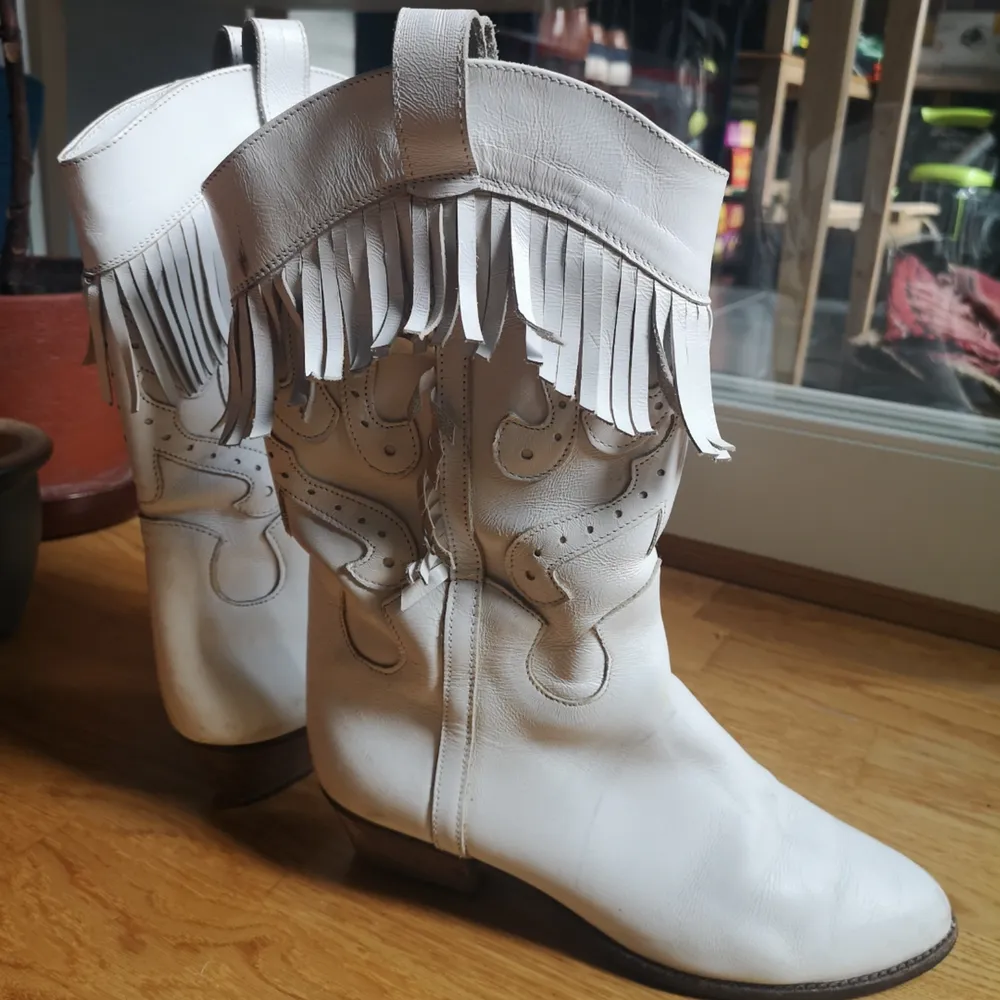 Supersnygga och sköna cowboy boots 🤠   Säljes billigt pga flytt! Vid stort intresse gäller budgivning. . Skor.