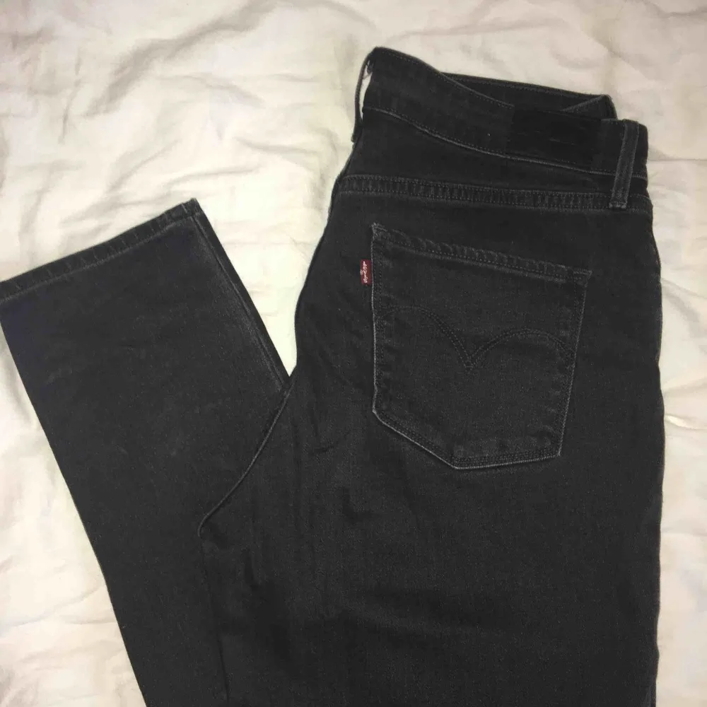 Levis high rise skinny jeans, storlek 29. Ej slitna, knappt använda  Pris går att förhandla!. Jeans & Byxor.