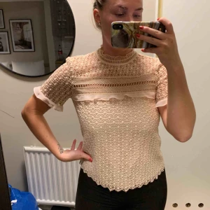  - Gullig ljusrosa topp. Använd 1 gång. Passar även xs. Säljes pga för liten. Älskar den! 
