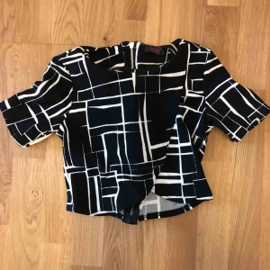  - Kort topp, fin till kjol eller byxor m hög midja