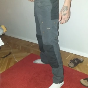  - Fjällräven friluftsbyxor i bra skick mensware men passar hon lika bra som han det vet jag för frugan älskar dom. 650 accepteras direkt men vid stort intresse så  vinner högsta bud men först till kvarn gäller.
